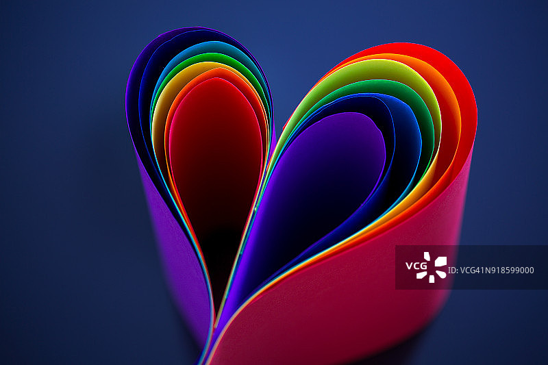 弯曲的彩色纸形状像一颗心。图片素材
