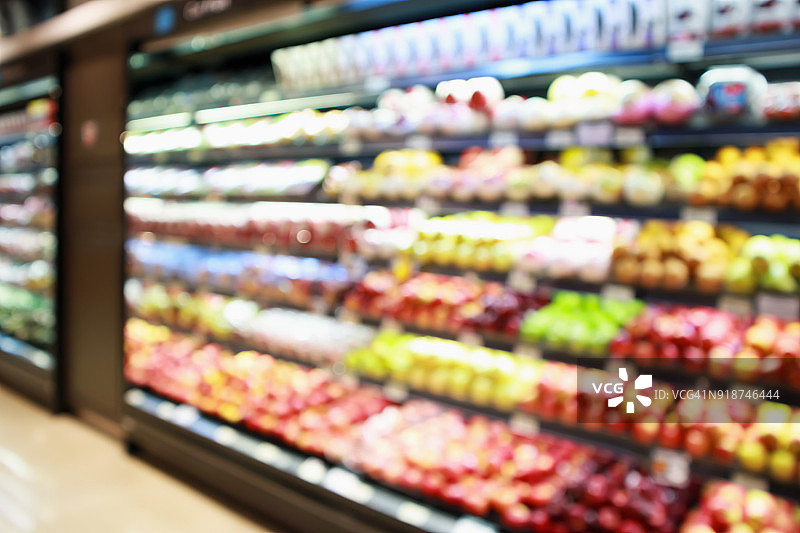 抽象模糊有机新鲜水果和蔬菜在超市货架上商店散焦散焦光背景图片素材