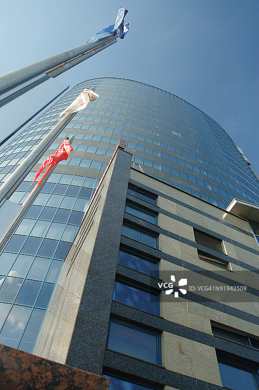 挂着旗帜的商业摩天大楼图片素材