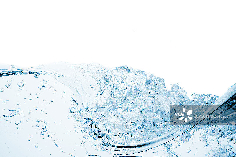 清晰的蓝色水溅在白色周围的特写图片素材