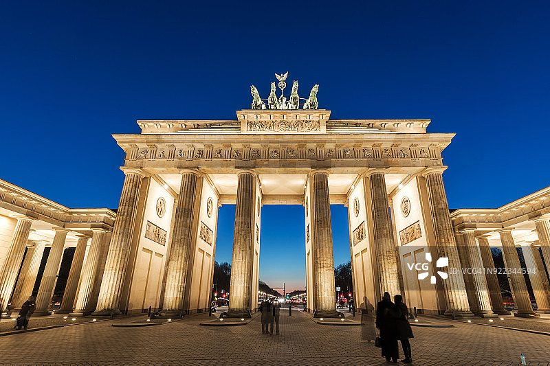 蓝色时间的勃兰登堡门和巴黎广场(德国柏林)图片素材