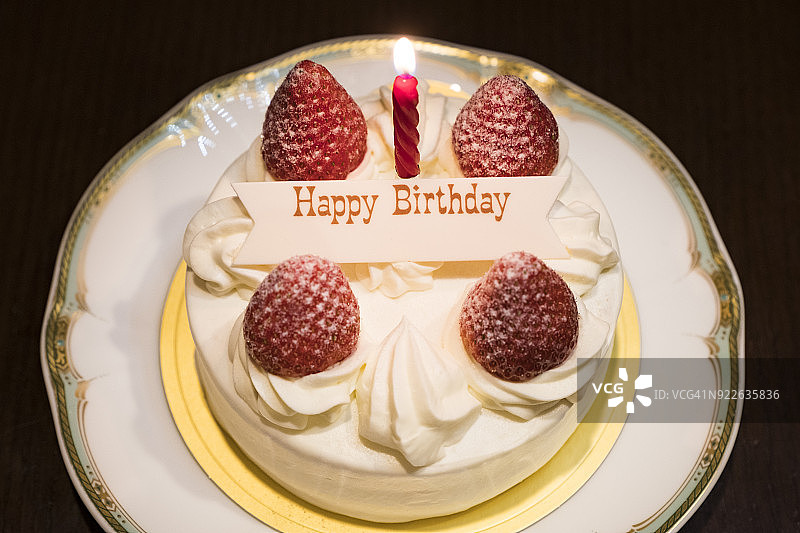 草莓奶油生日蛋糕图片素材