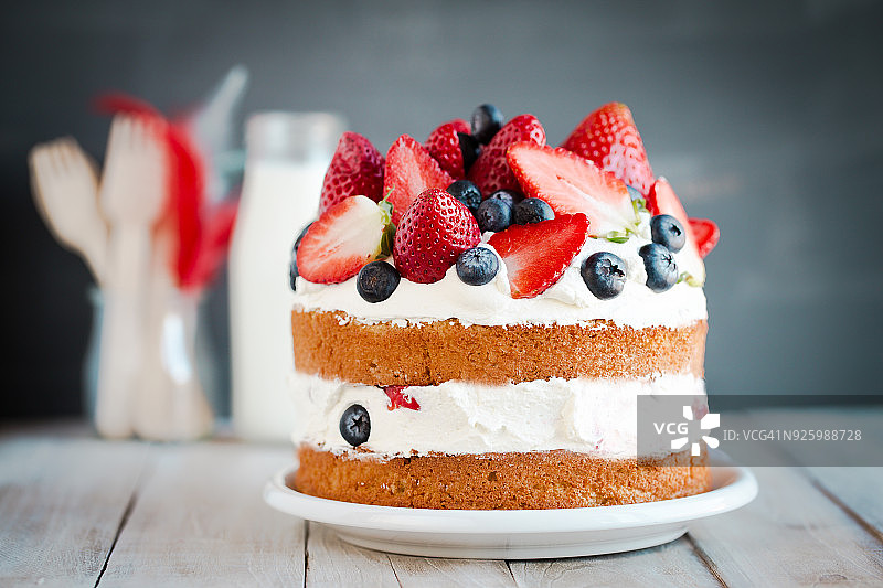 海绵蛋糕配草莓、蓝莓和奶油图片素材