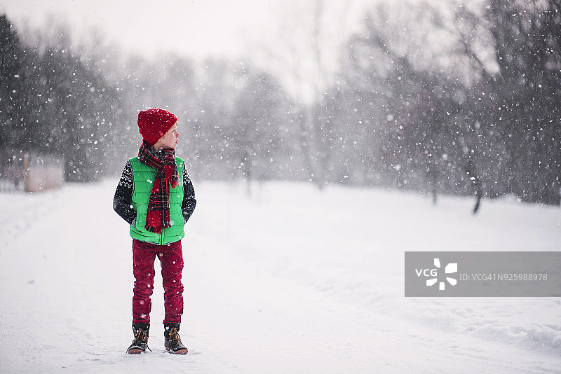 男孩站在雪地里图片素材