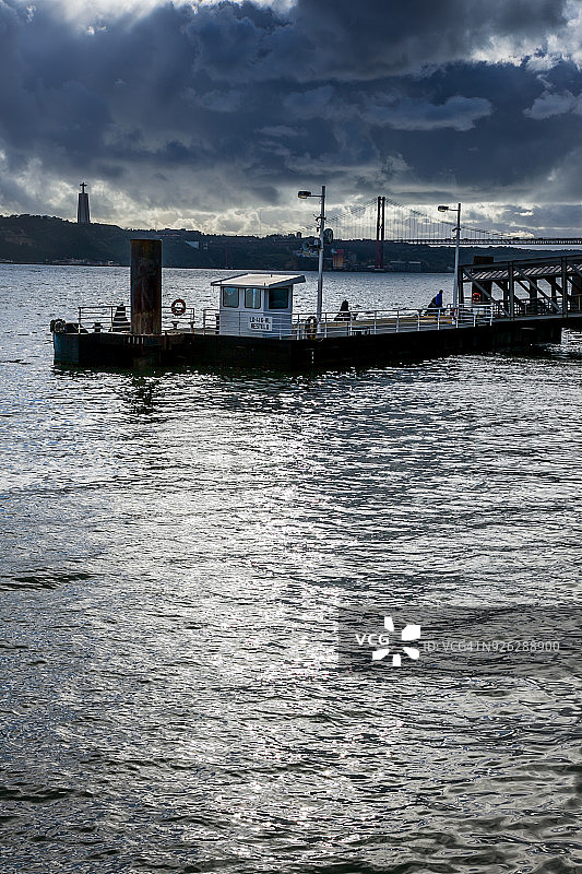 葡萄牙里斯本- 2011年1月26日:塔古斯河沿岸的码头图片素材