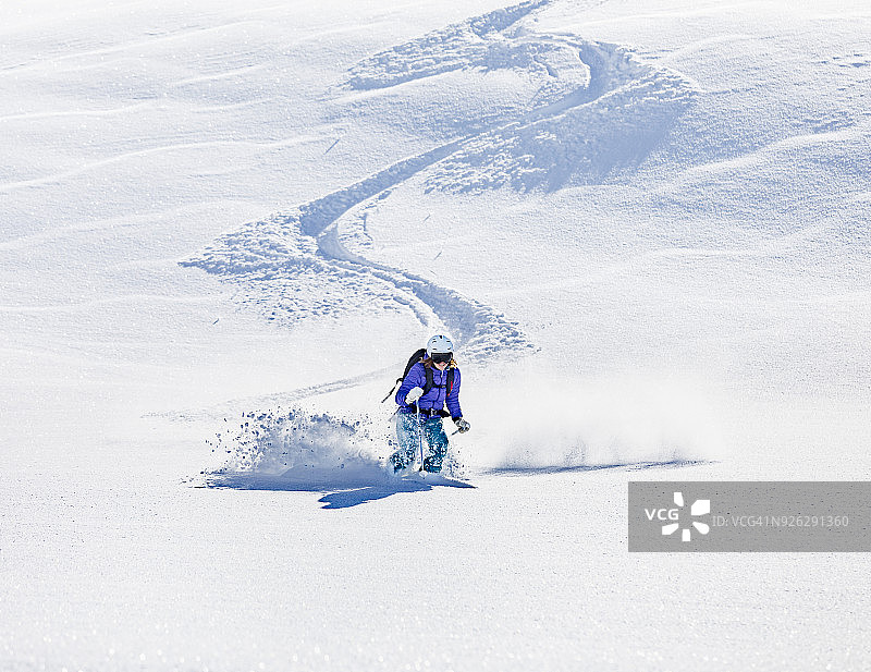 女人在厚厚的雪地上滑雪图片素材