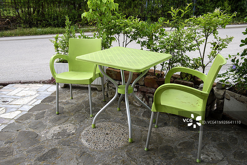 阿尔巴尼亚爱尔巴桑的绿色桌椅图片素材