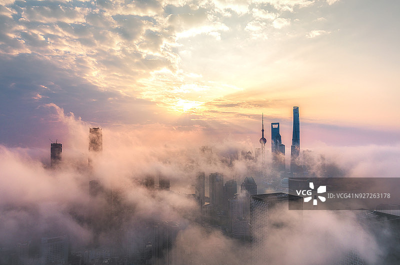 上海摩天大楼在日出时的平流雾上图片素材