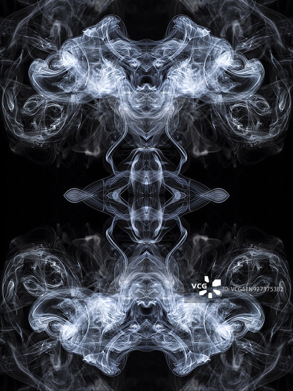 形式，人物和纹理抽象的烟雾爆炸的白色在黑色的背景。图片素材