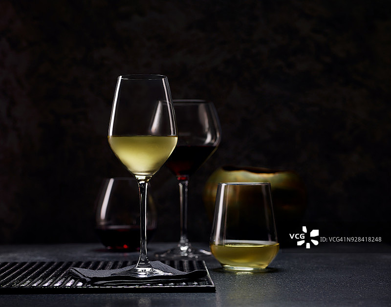 白葡萄酒和红葡萄酒图片素材
