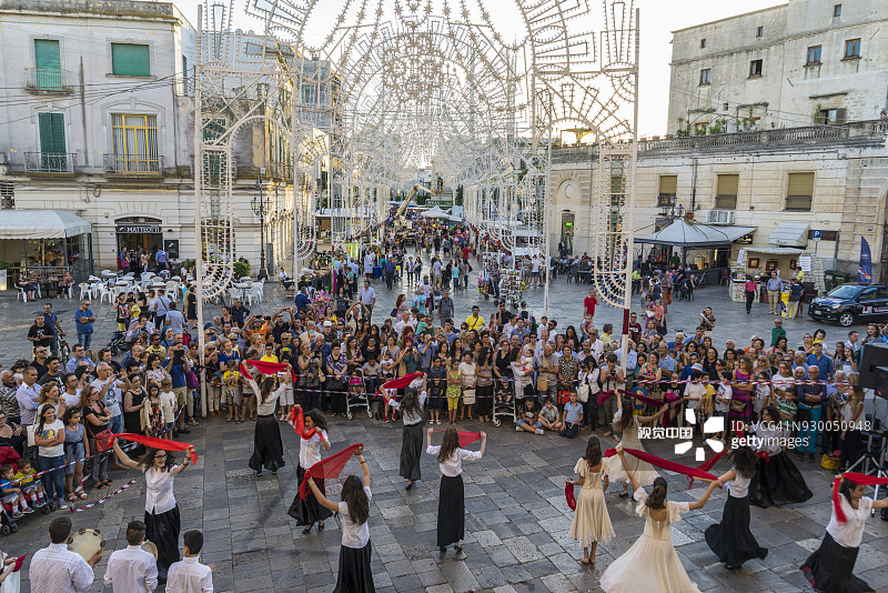 传统的“披萨”舞蹈在圣彼得罗和保罗的节日图片素材