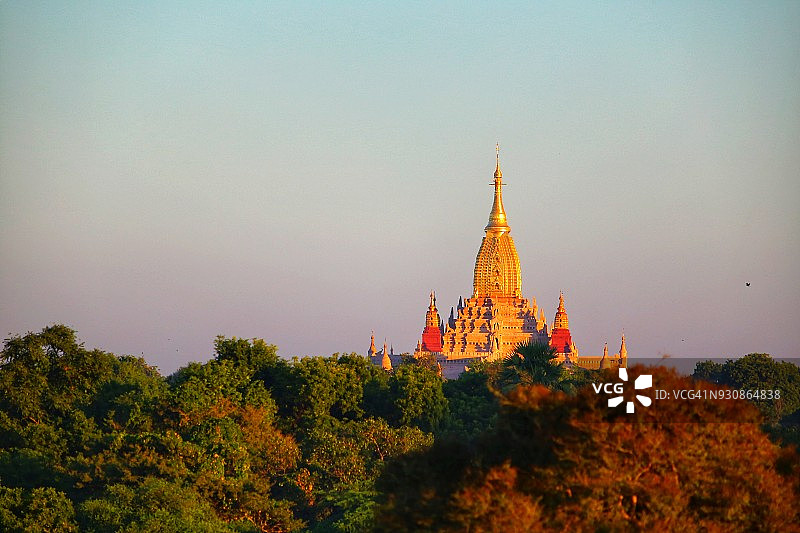 缅甸曼德勒蒲甘，夕阳照在佛塔上图片素材