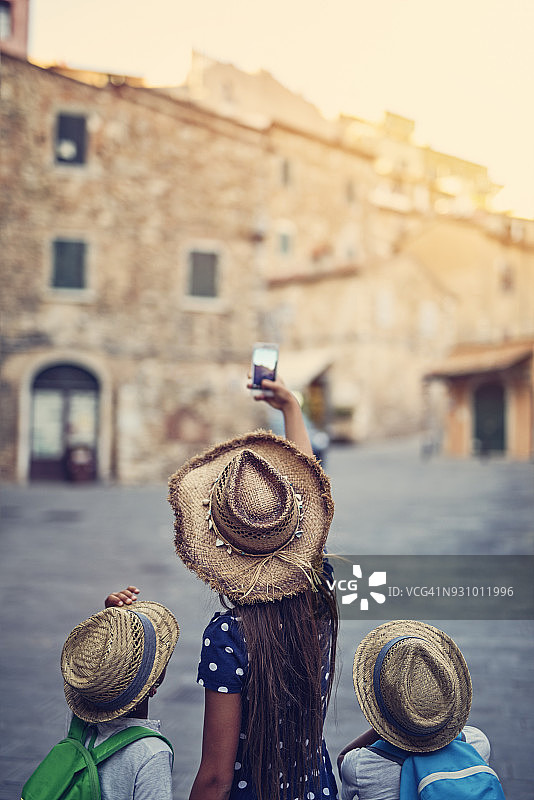 孩子们在托斯卡纳观光美丽的意大利小镇图片素材