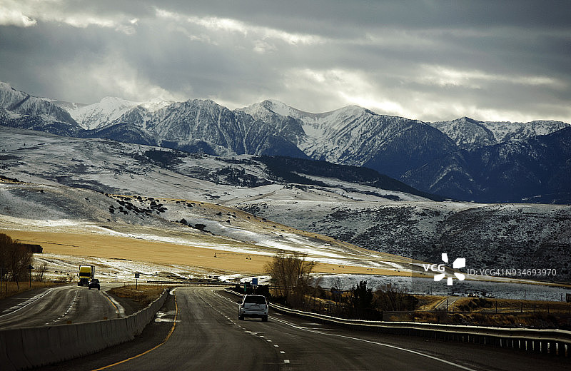 美国蒙大拿州劳雷尔附近的雪山和高速公路图片素材