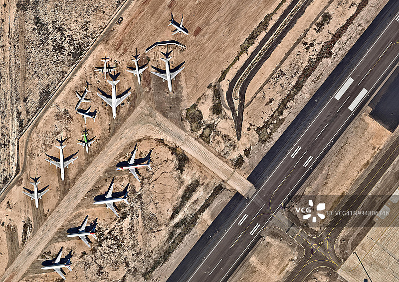 在机场上空停靠的飞机图片素材