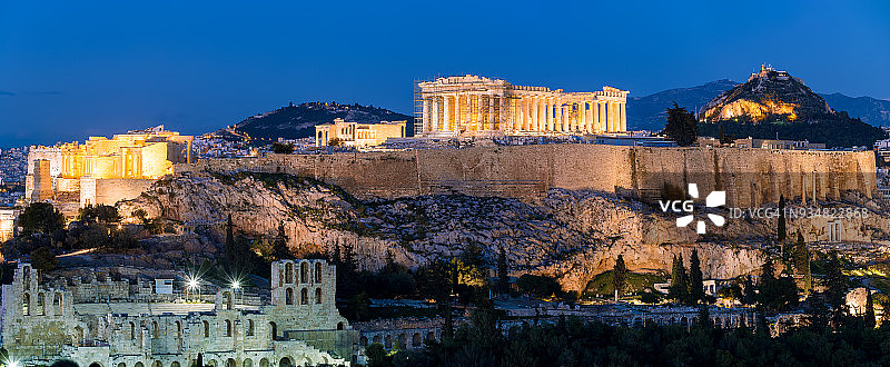 希罗德·阿提库斯的奥德翁，万神殿，卫城，利卡贝图斯山，蓝色时刻，希腊雅典图片素材