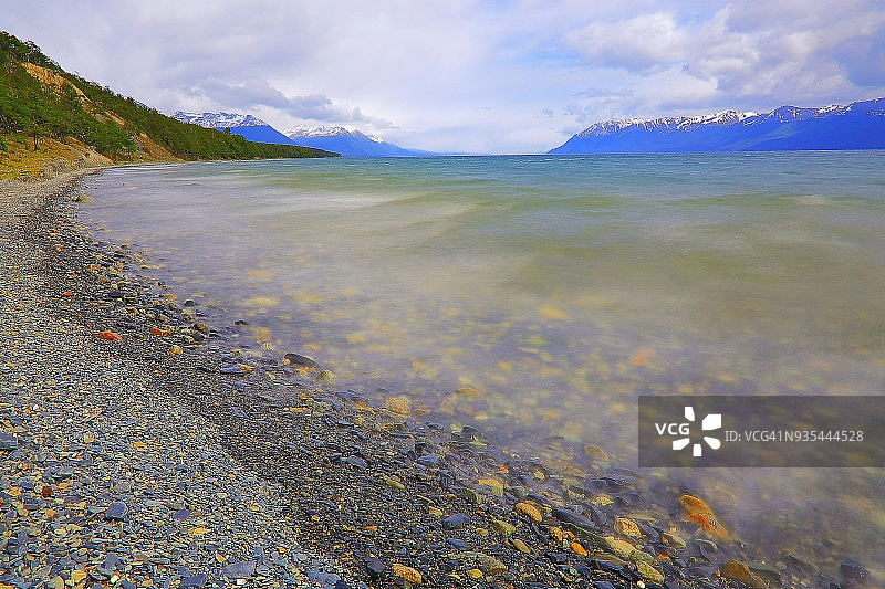 模糊的海湾水-长期暴露乌斯怀亚景观-火地岛，阿根廷图片素材