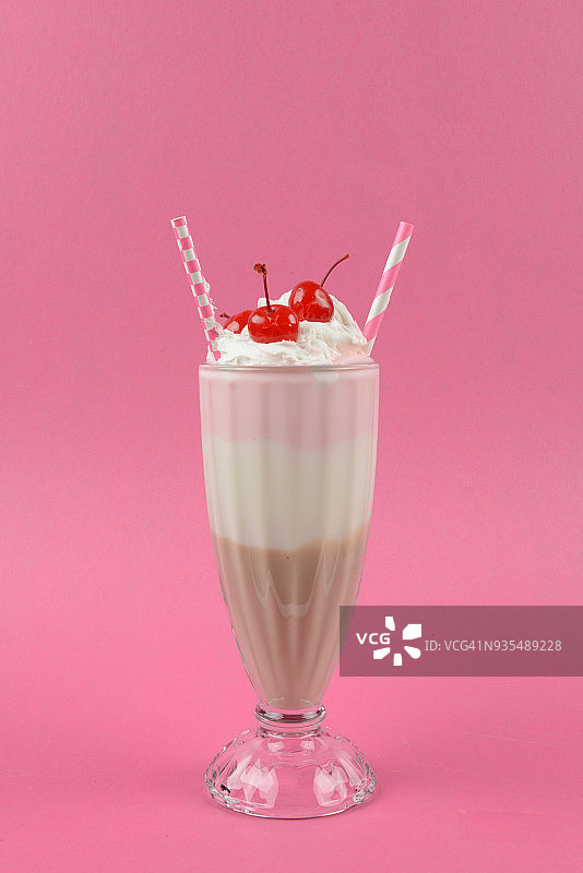 巧克力，香草和草莓奶昔-粉色背景图片素材