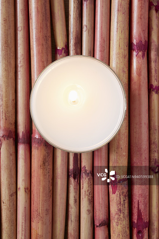 高角度的蜡烛上的红色竹子图片素材