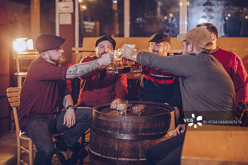 一群男人在酒吧里喝啤酒图片素材