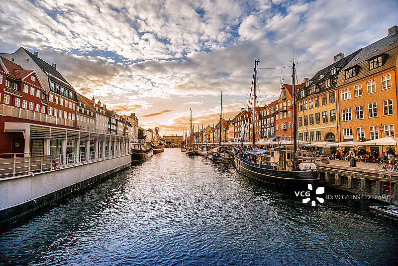 日落时分，哥本哈根老城尼哈芬的彩色传统房屋图片素材