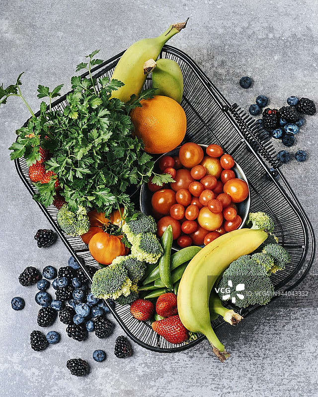 一篮子新鲜的蔬菜和水果图片素材