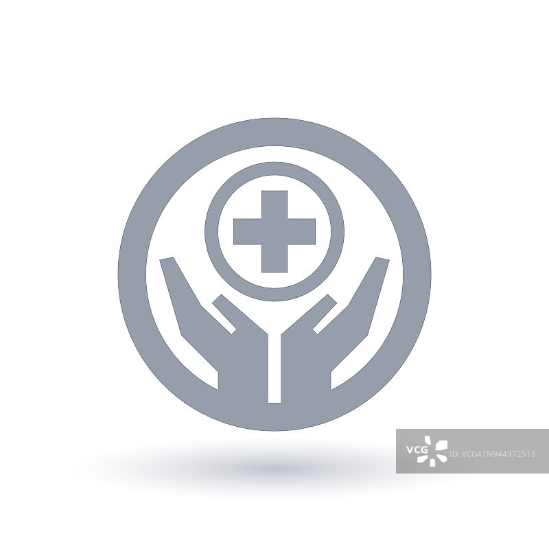 手与医疗援助十字图标。医疗保健的象征。图片素材