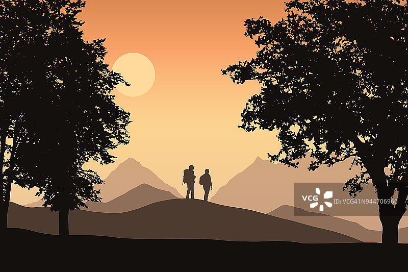 两名游客背着双肩包，在带落叶的山区景观中，在橙色的天空下带着太阳向量图片素材