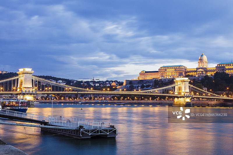 布达佩斯皇家宫殿和铁链桥夜晚灯火通明。图片素材