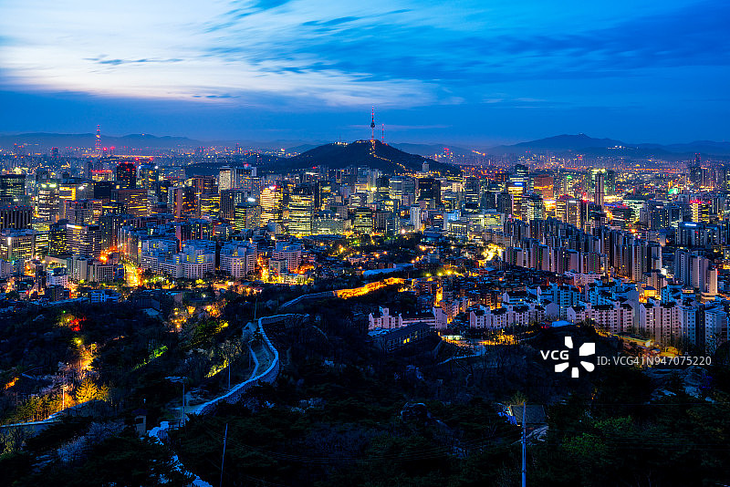 日出的场景首尔市中心城市天际线，鸟瞰在黎明天空中的南山公园首尔塔N。最好的视角和徒步从望山在首尔市，韩国图片素材