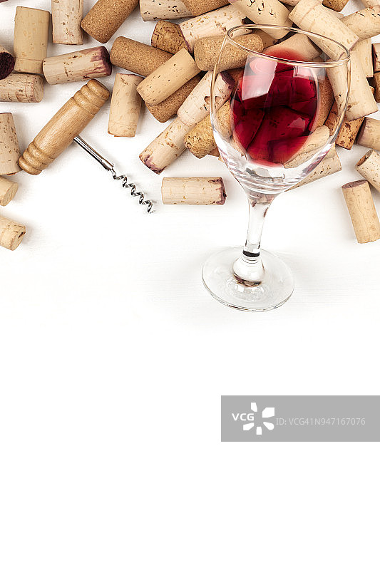 一杯红酒，瓶塞和螺旋开瓶器，白色背景和复印空间图片素材