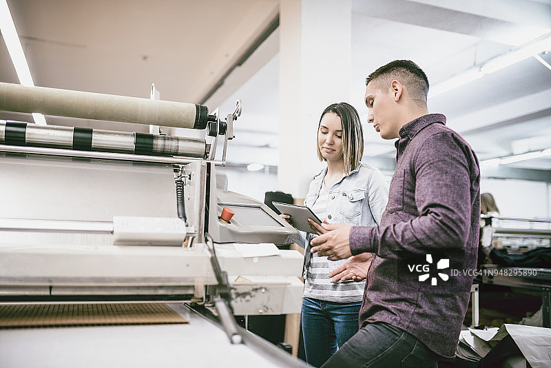 团队工作在纺织厂的3D服装打印图片素材