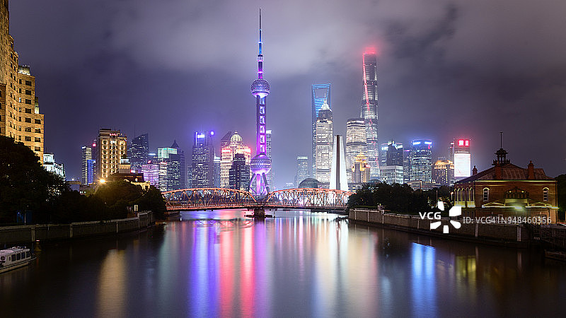 雨夜的中国，上海天际线图片素材