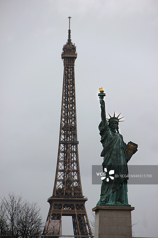 法国，法兰西岛，巴黎，第15区，自由女神像和埃菲尔铁塔在同一平面上图片素材