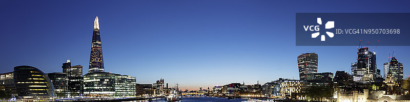傍晚，伦敦的现代建筑和城市天际线被清澈的蓝天所照亮图片素材