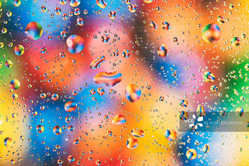 色彩斑斓的水滴图片素材