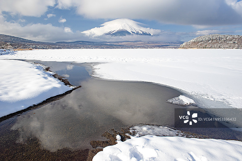 冬季早晨，富士山和山中湖被雪覆盖，天空多云图片素材