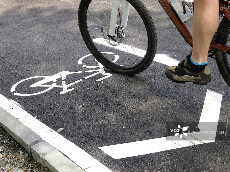 骑自行车的人在自行车道练习运动图片素材
