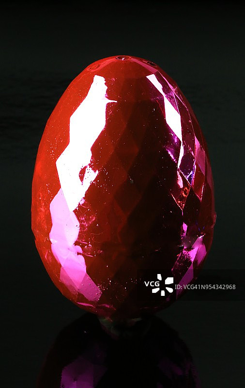 彩色复活节彩蛋上的黑色背景图片素材