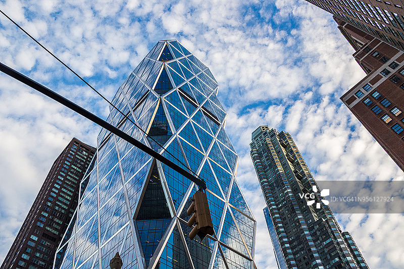 明亮的蓝色天空映衬下的现代纽约建筑图片素材