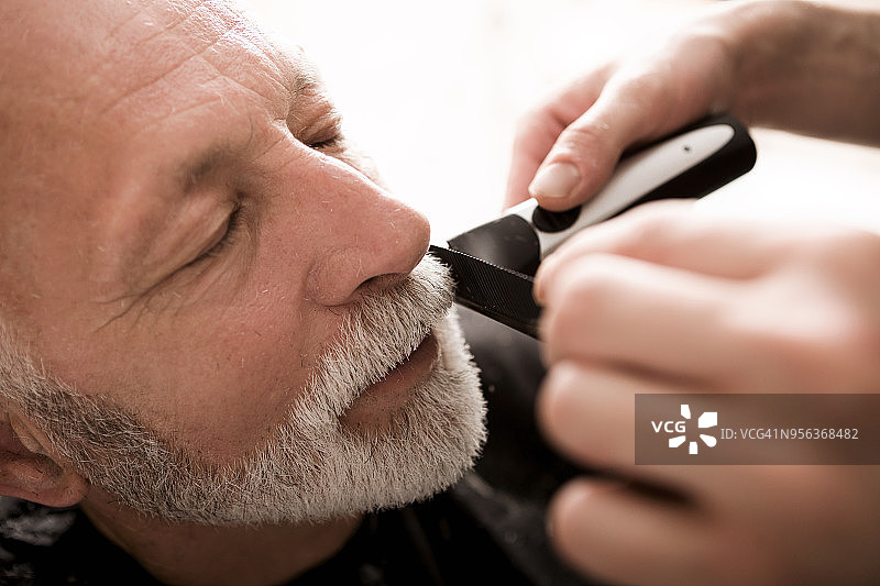 高级男子在理发店修剪胡子图片素材