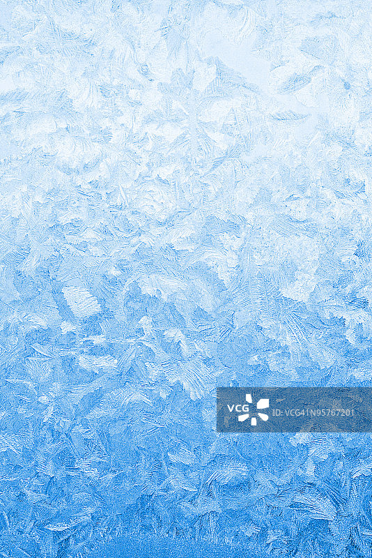 从蓝色到浅蓝色的冰冻窗玻璃图片素材