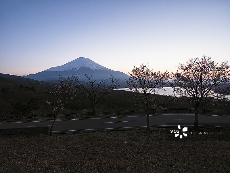 乡间小路和山中湖上的富士山图片素材