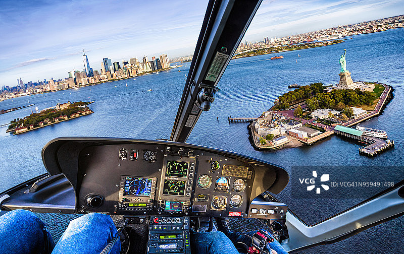 在自由岛的直升机飞行。纽约。美国图片素材