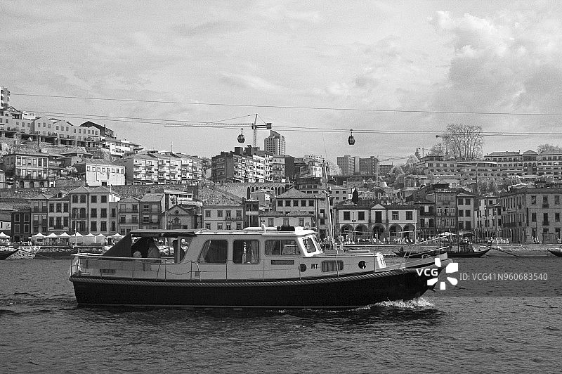 葡萄牙加亚新城附近杜罗河上的一艘船图片素材