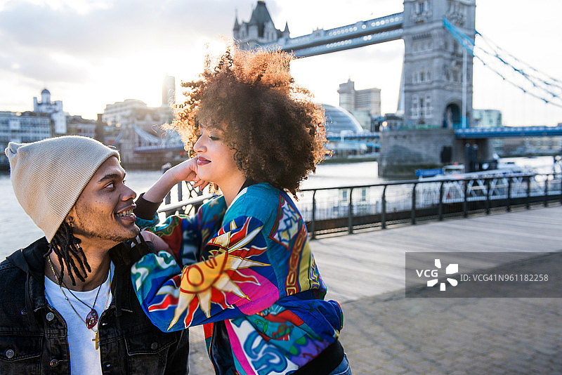 年轻夫妇在户外的肖像，面对面，塔桥为背景，伦敦，英格兰，英国图片素材