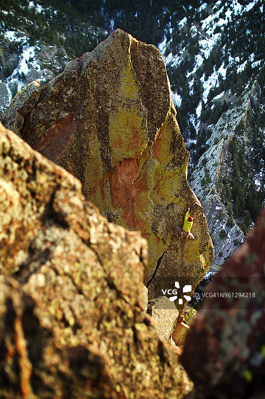 远处的人攀登岩石山图片素材