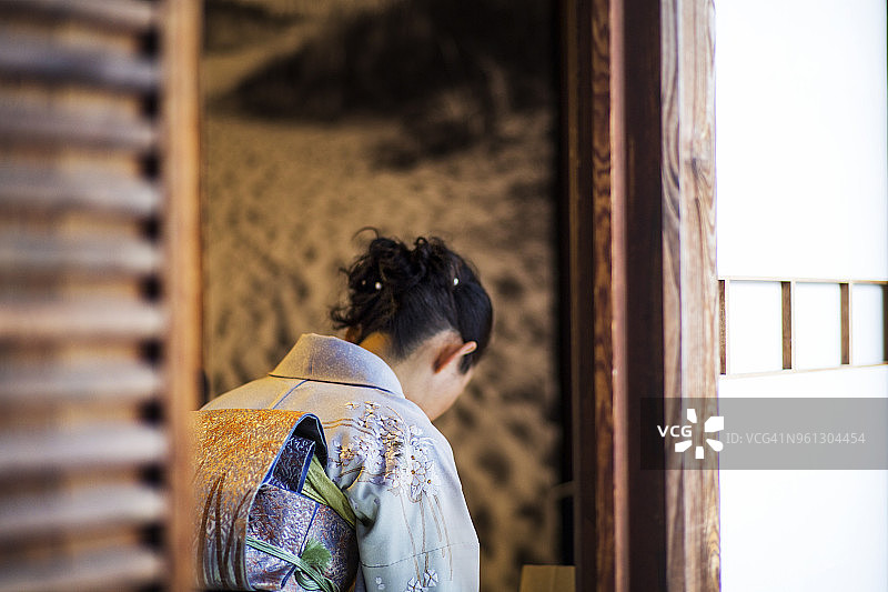 在日本寺庙里祈祷的女人图片素材