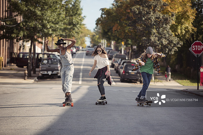 朋友们在街上玩滑板图片素材