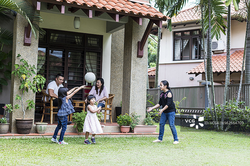 亚洲家庭在自家前院享受优质时光图片素材
